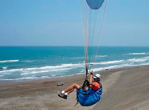 Practicando parapente en la costa