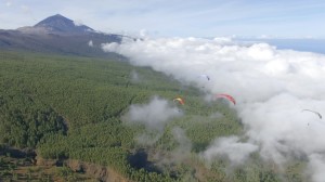 Un grupo de parapentistas despegan desde el Teide