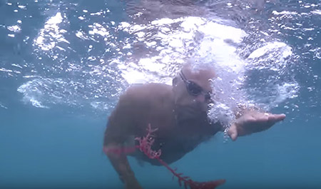 Este hombre de agua se entrena en las aguas de La P^laya de Las Canteras