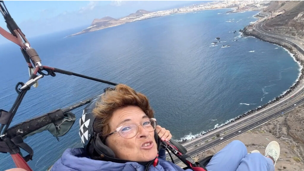 El mejor regalo para tu abuela. Un vuelo en parapente con vista a Las Canteras
